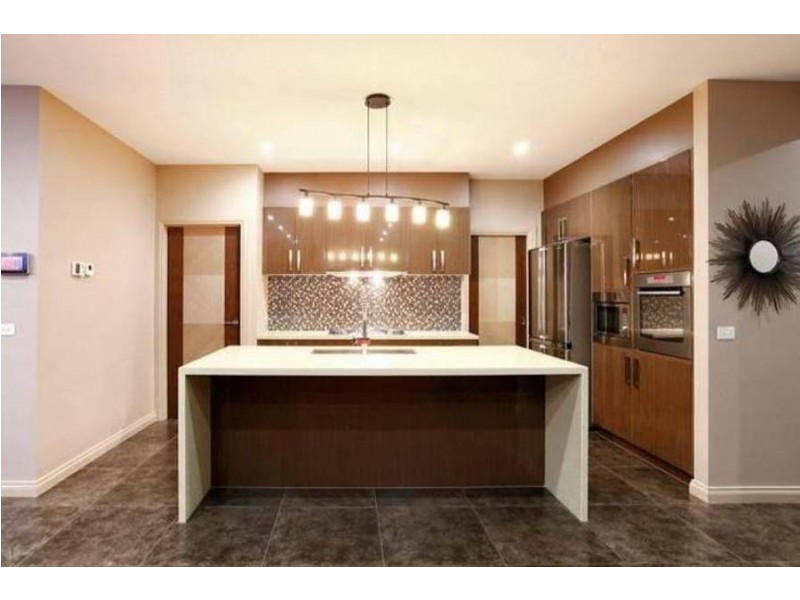 25 Bluebird Way, Roxburgh Park VIC 3064