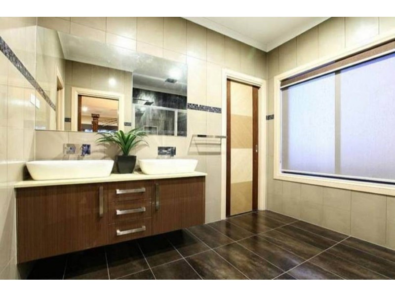 25 Bluebird Way, Roxburgh Park VIC 3064