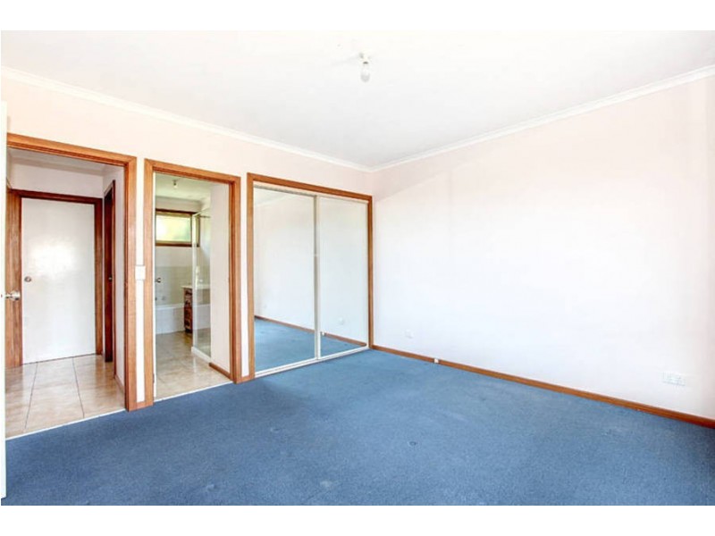 1/18 Pinnaroo Circuit, Meadow Heights VIC 3048