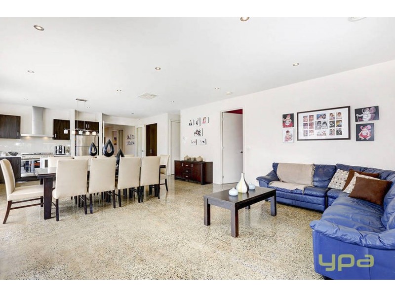 27 Coronet Avenue, Roxburgh Park VIC 3064