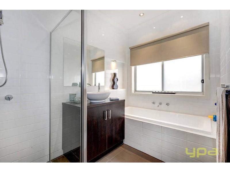 27 Coronet Avenue, Roxburgh Park VIC 3064