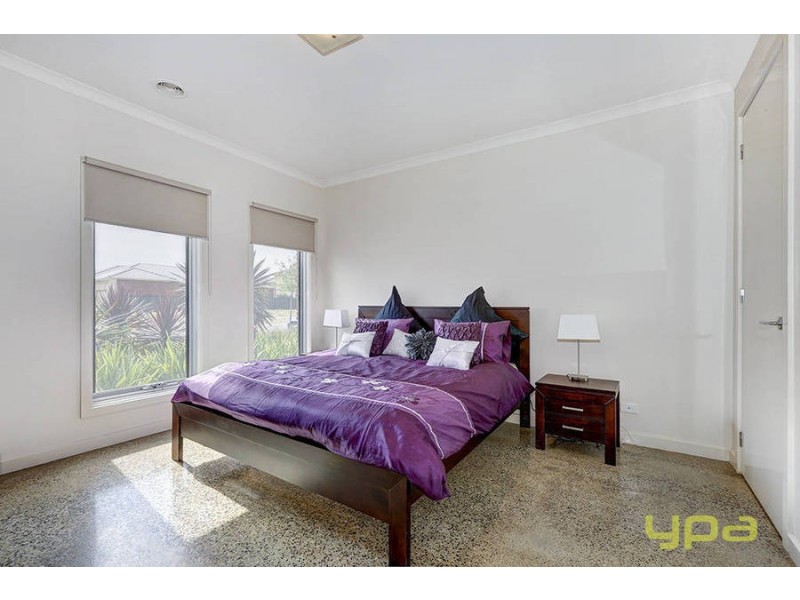 27 Coronet Avenue, Roxburgh Park VIC 3064