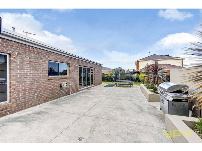 27 Coronet Avenue, Roxburgh Park VIC 3064