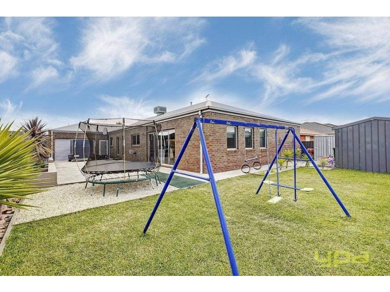 27 Coronet Avenue, Roxburgh Park VIC 3064