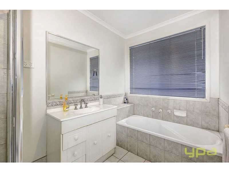 8 Rio Grande Drive, Roxburgh Park VIC 3064