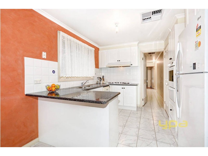 10 Thompson Crescent, Roxburgh Park VIC 3064