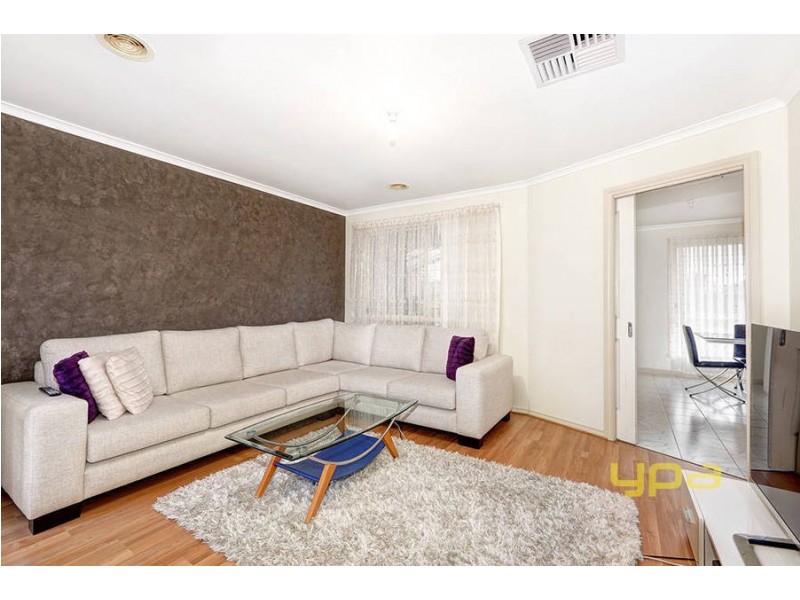 10 Thompson Crescent, Roxburgh Park VIC 3064