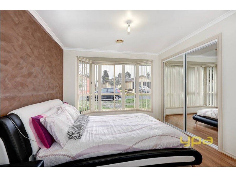 10 Thompson Crescent, Roxburgh Park VIC 3064