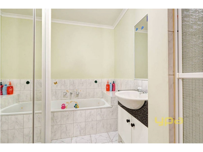 10 Thompson Crescent, Roxburgh Park VIC 3064