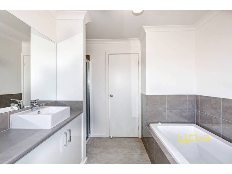 9  Broadway Street, Roxburgh Park VIC 3064