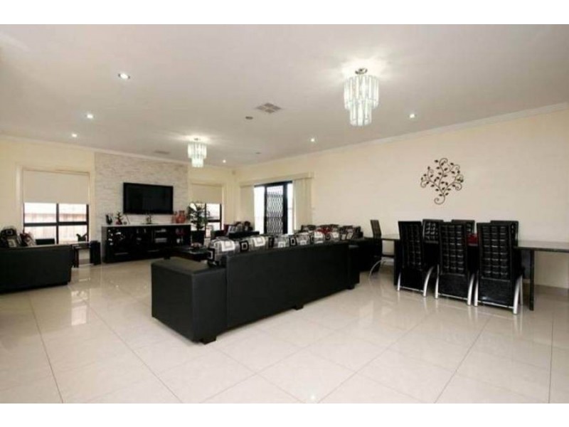 9 Hayfield Road, Roxburgh Park VIC 3064