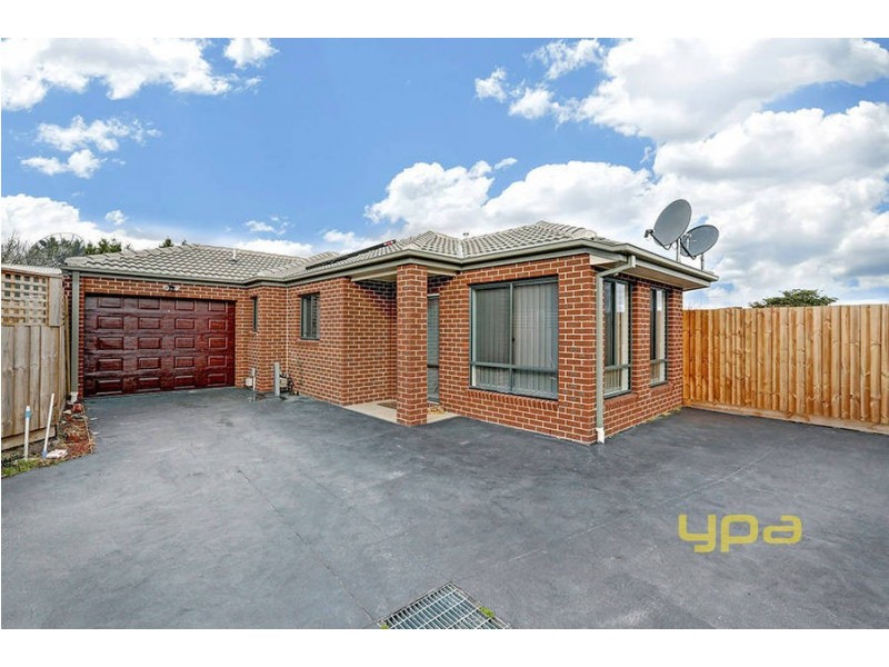 2/18 PINNAROO CIRCUIT, Meadow Heights VIC 3048