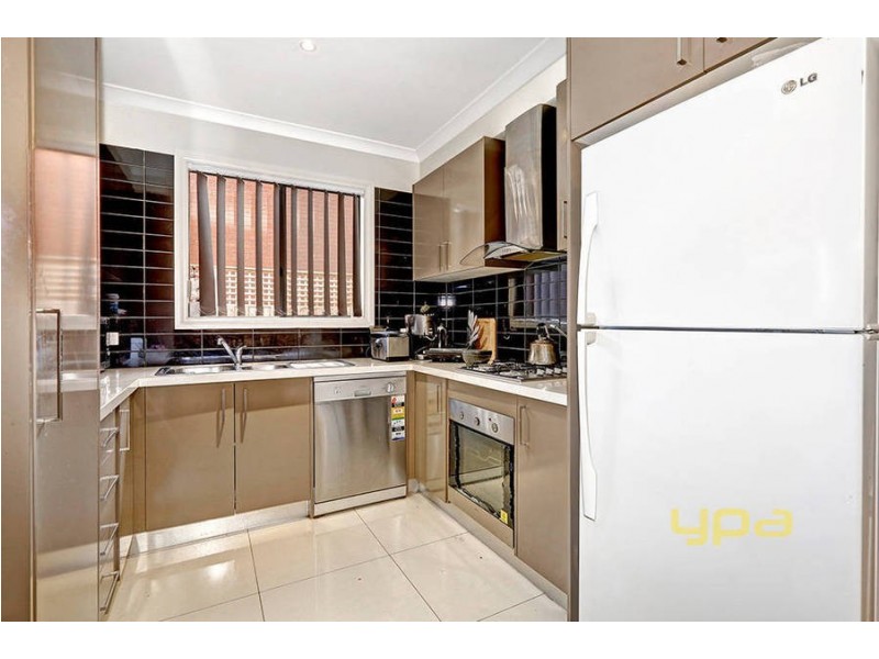 2/18 PINNAROO CIRCUIT, Meadow Heights VIC 3048