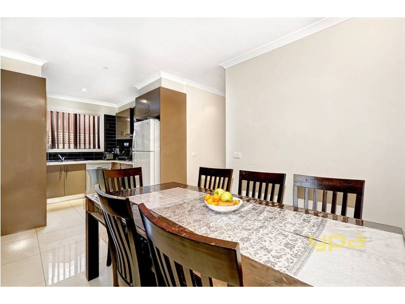 2/18 PINNAROO CIRCUIT, Meadow Heights VIC 3048