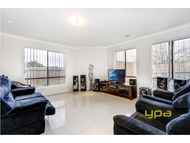 2/18 PINNAROO CIRCUIT, Meadow Heights VIC 3048