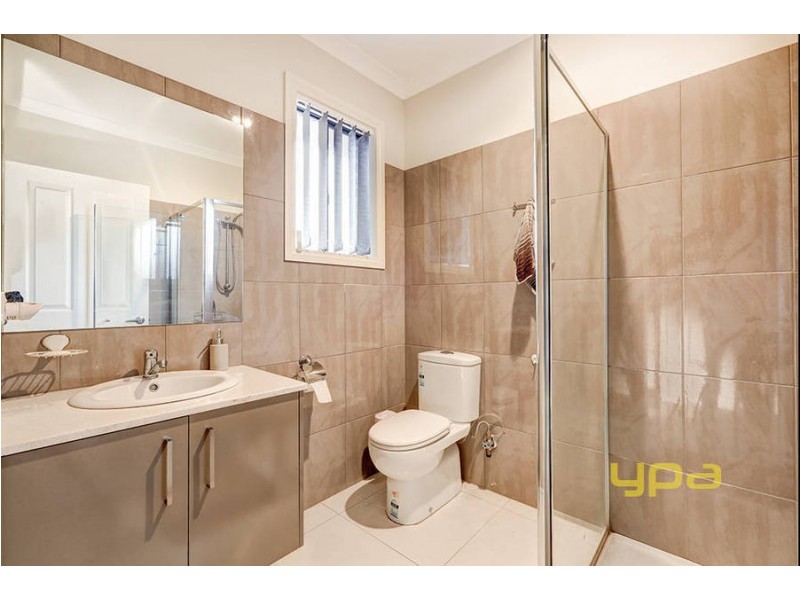 2/18 PINNAROO CIRCUIT, Meadow Heights VIC 3048