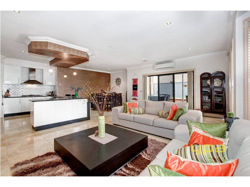 14 Coronet Avenue, Roxburgh Park VIC 3064