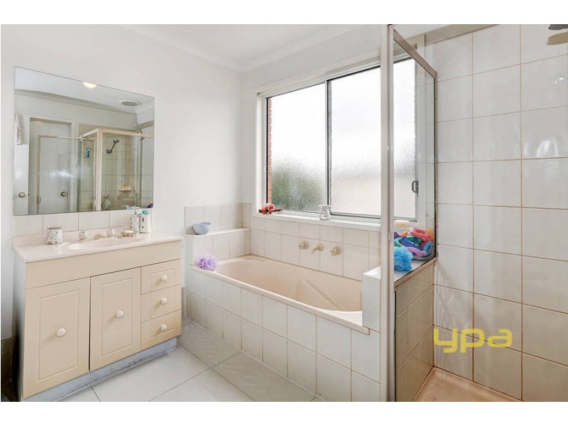 14 Lachlan Crescent, Roxburgh Park VIC 3064