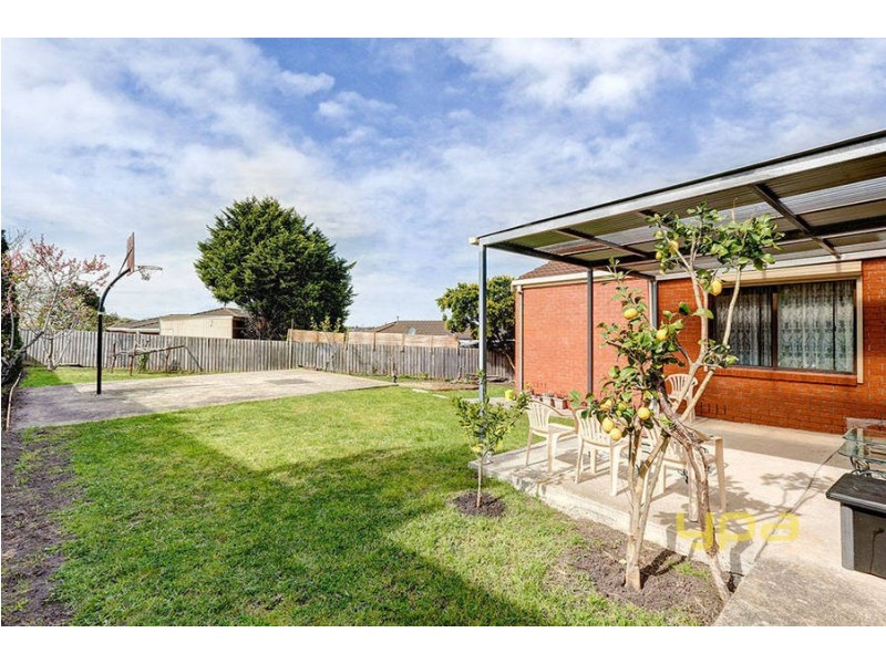 8 Wattle Close, Meadow Heights VIC 3048