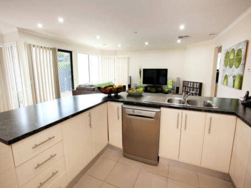 33 Mensa Court, Roxburgh Park VIC 3064