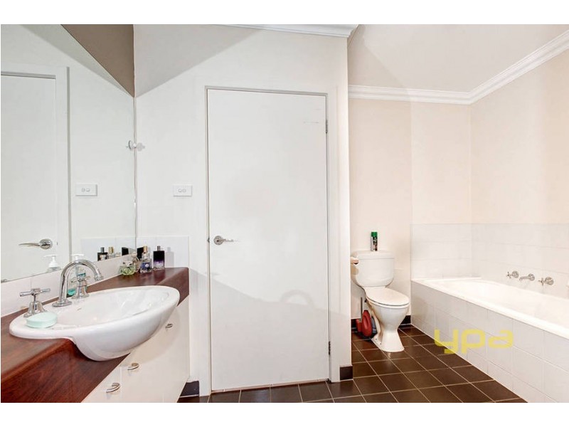 36  Lakeside Drive, Roxburgh Park VIC 3064