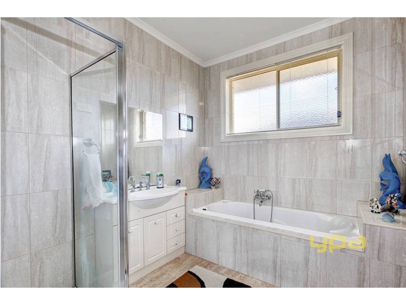 3 Gaussberg Walk, Roxburgh Park VIC 3064