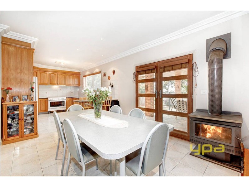 24 Reading Close, Roxburgh Park VIC 3064