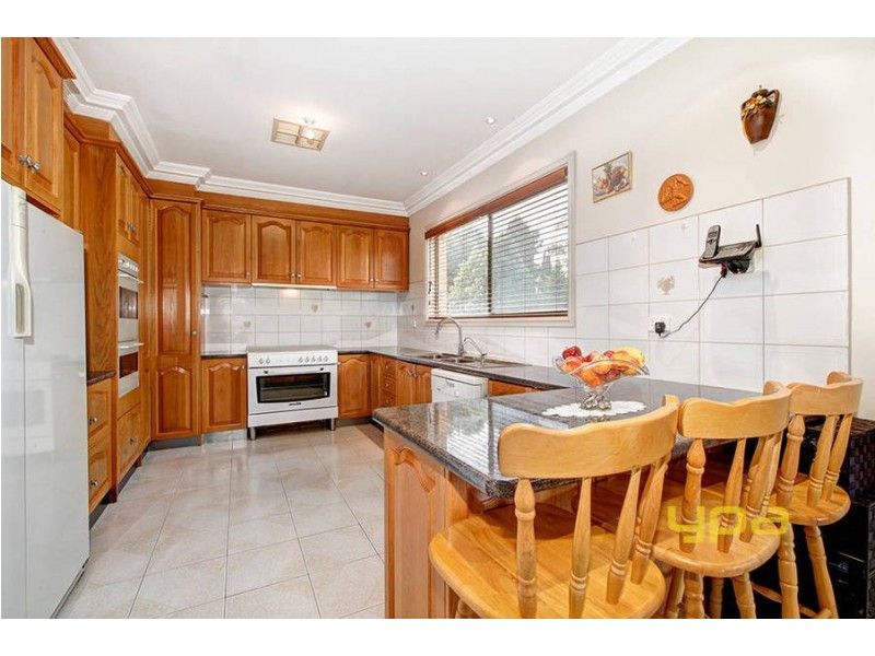 24 Reading Close, Roxburgh Park VIC 3064