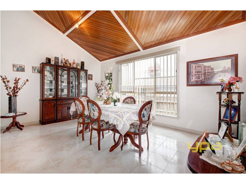 24 Reading Close, Roxburgh Park VIC 3064