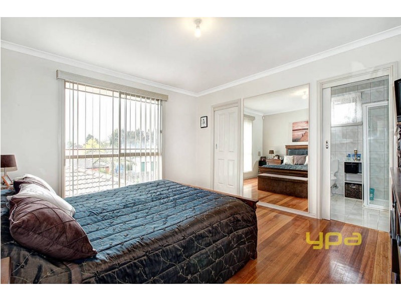 24 Reading Close, Roxburgh Park VIC 3064