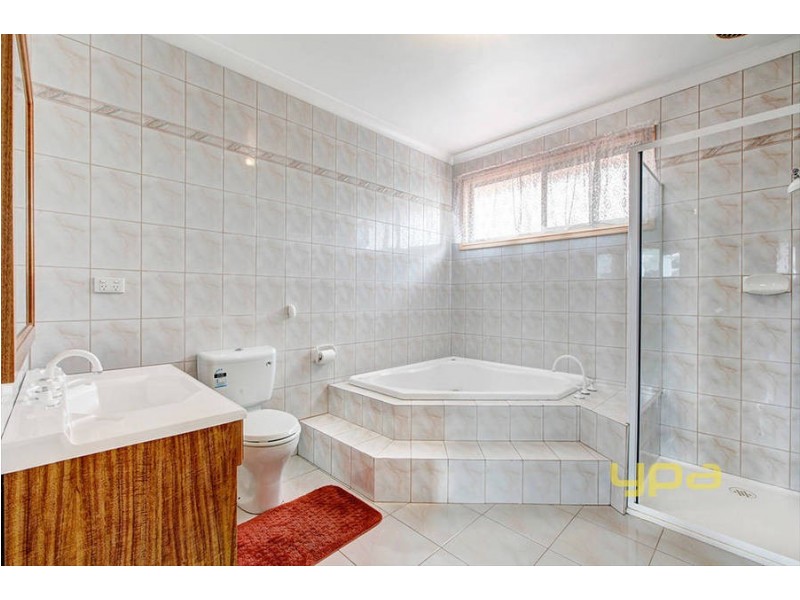 24 Reading Close, Roxburgh Park VIC 3064