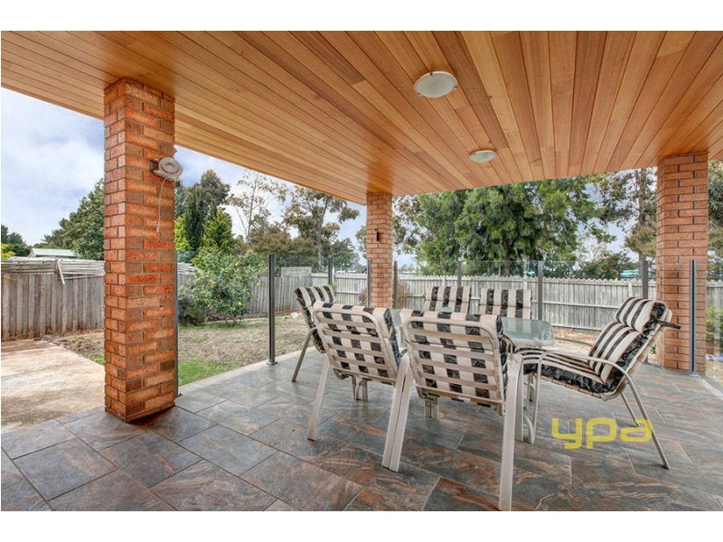 24 Reading Close, Roxburgh Park VIC 3064