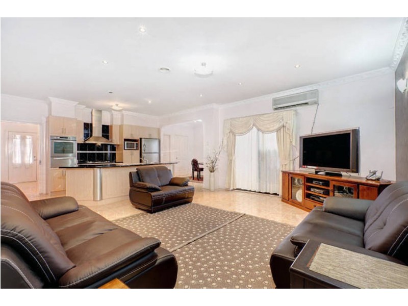 8 Kingdom Court, Roxburgh Park VIC 3064