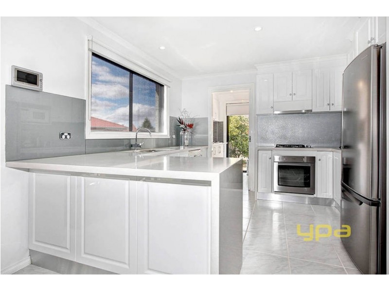 2 Claridge Avenue, Roxburgh Park VIC 3064