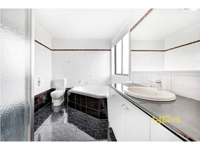 2 Claridge Avenue, Roxburgh Park VIC 3064