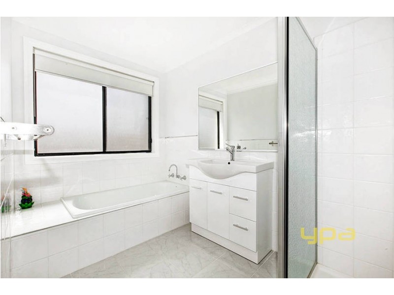 2 Claridge Avenue, Roxburgh Park VIC 3064