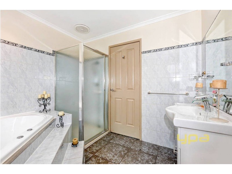 9 McNicol Close, Meadow Heights VIC 3048