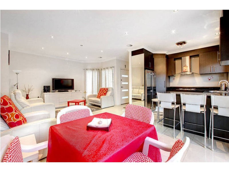 2/17 Woods Close, Meadow Heights VIC 3048