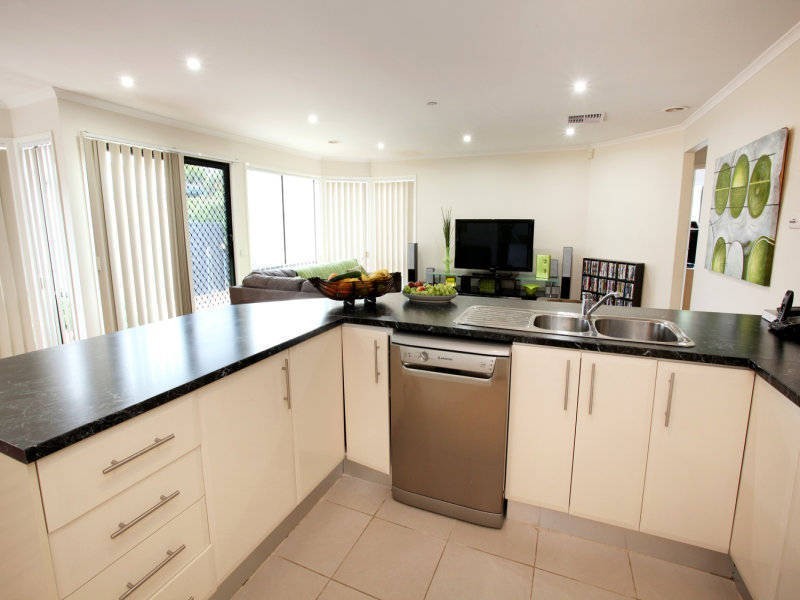 33 Mensa Court, Roxburgh Park VIC 3064