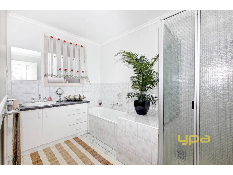 33 Amarina Close, Meadow Heights VIC 3048