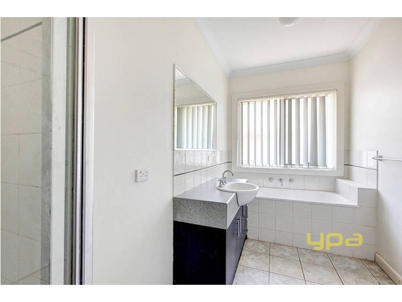 15 Donvale Avenue, Roxburgh Park VIC 3064