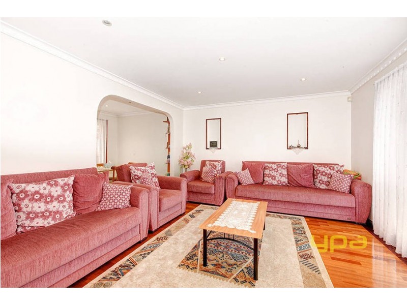 15 Rokewood Crescent, Meadow Heights VIC 3048