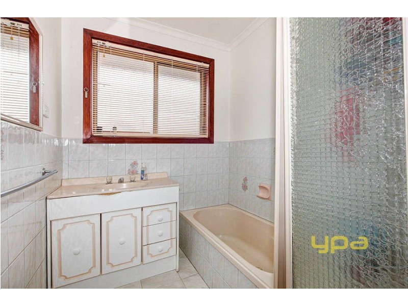 15 Rokewood Crescent, Meadow Heights VIC 3048