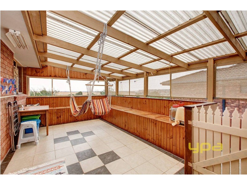 15 Rokewood Crescent, Meadow Heights VIC 3048