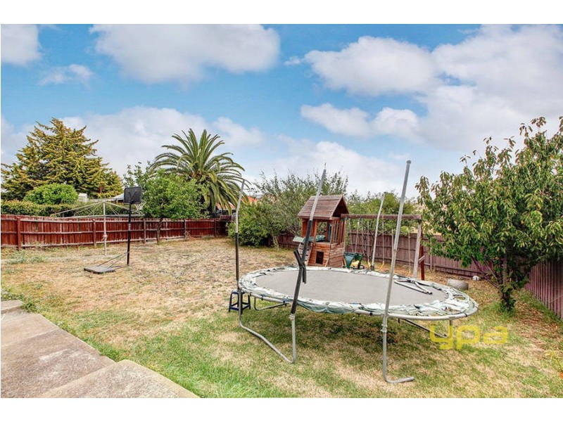 15 Rokewood Crescent, Meadow Heights VIC 3048