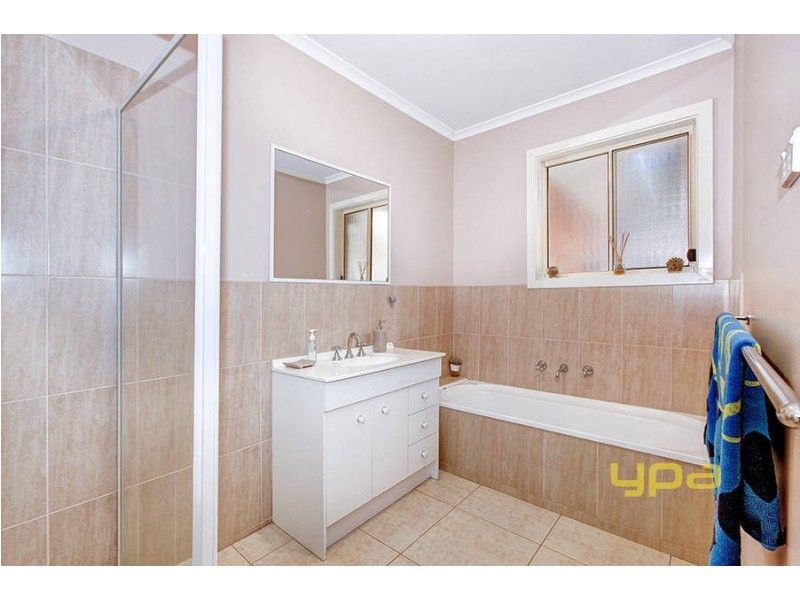 9 Limerick Court, Roxburgh Park VIC 3064