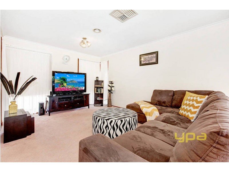 33 Gunbower Crescent, Meadow Heights VIC 3048