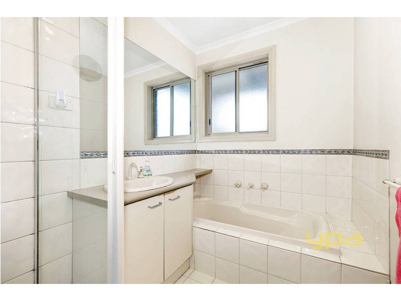 8/8 Knight Crescent, Roxburgh Park VIC 3064