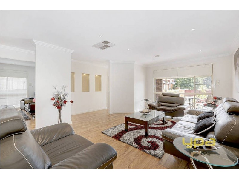 27 Woodside Way, Roxburgh Park VIC 3064