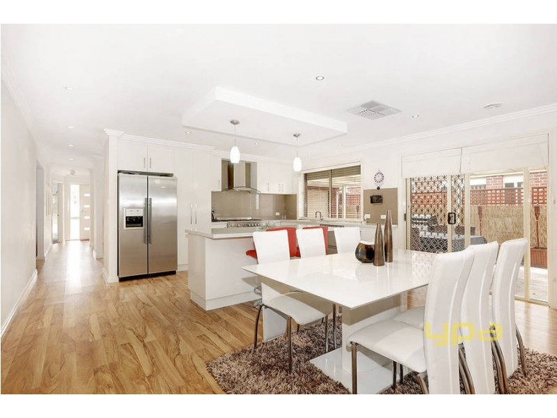 27 Woodside Way, Roxburgh Park VIC 3064